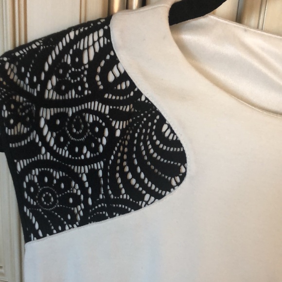 Whit dress with black lace details size 4 - Picture 3 of 3